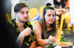 Khách Tây than 'đến Hà Nội phải học cách đi ngủ sớm'
