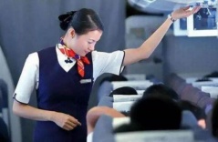 Một tiếp viên hàng không đã từ chức bí mật chia sẻ lại vì sao họ thường đeo 1 chiếc đồng hồ đắt tiền