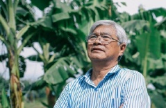 Triệu phú đô la VN có thói quen 'ăn đất' kì lạ: Đi đâu cũng bốc đất nếm thử!