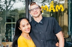 Vợ chồng Việt 'xách' 100 lít mắm tôm, mang cả máy làm đậu mở quán bún ở Mỹ