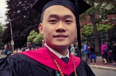 Thạc sĩ Harvard cảm ơn mẹ vì đã tin con có thể vào Ams