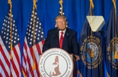 Ông Trump nói chỉ giả vờ khoe có tài liệu mật
