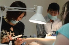 Chồng gốc Việt cưỡng bức sức lao động của “vợ” tại tiệm nail ở Mỹ và hé lộ sự thật khủng khiếp đằng sau