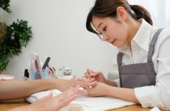 Nên đi sang Mỹ làm nail hay ở Việt Nam học đại học?