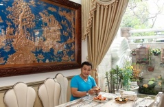 Lần đầu bước lên 'xe hoa' ở tuổi U55: Diễn viên Lý Hùng giàu có cỡ nào?