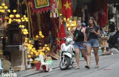 Khách Tây “nửa khóc nửa cười“ với giao thông Việt: Tôi rất sợ qua đường ở đây