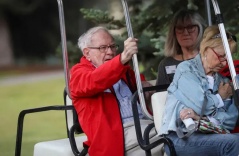 Vợ tỷ phú Warren Buffett phàn nàn ly cà phê giá 4 USD quá đắt