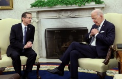 Ông Biden dùng giấy nhớ khi nói chuyện với Tổng thống Israel: Tổng thống Mỹ già quá rồi