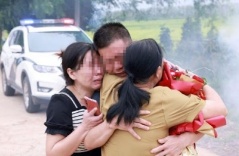 Vì bố mẹ nuôi mà hiểu nhầm bố mẹ ruột suốt 34 năm, người đàn ông lạc nhà òa khóc giây phút đoàn tụ