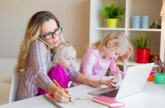 Phụ nữ Mỹ làm việc nhà nhiều gấp đôi nam giới