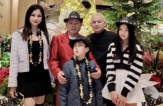 Con dâu tỷ phú Hoàng Kiều khoe ảnh đón năm mới, bố chồng U80 gây chú ý vì điều này