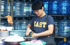 Bà chủ quán bún vỡ nợ, con trai ra bán thay 'bao ngon, bao no': Làm nhiêu cũng dành trả nợ phụ mẹ