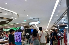 Đi du lịch nước ngoài, người Việt vẫn nặng tâm lý quà cáp