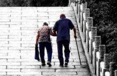 Không phải cô đơn, đây chính là 3 nỗi sợ ám ảnh cha mẹ già nhất: Con cái đừng bỏ qua