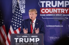 Ông Trump chế giễu tật nói lắp lúc nhỏ của ông Biden