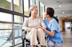 Chồng bán nhà để chữa bệnh cho mẹ, chấp nhận để vợ con ở nhà thuê khiến tôi chỉ muốn ly hôn: Khi mẹ mất, tôi bật khóc nhìn tấm chăn của mẹ