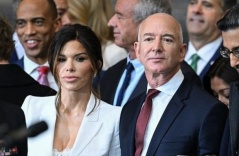 Bạn gái tỷ phú Jeff Bezos mặc phản cảm trong lễ nhậm chức của ông Trump
