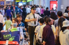 Sân bay Tân Sơn Nhất đông nghịt người đón Việt kiều về Tết