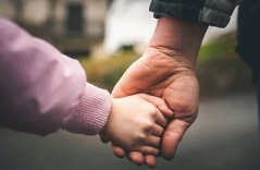 Con gái sống nhờ phúc cha: Người cha có 3 đặc điểm này thì cuộc đời con gái hưởng phúc lành