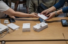 Người Mỹ đổ xô mua iPhone vì sợ tăng giá do thuế mới