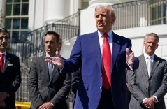 Ông Trump hoãn áp thuế 90 ngày, tăng thuế với Trung Quốc lên 125%