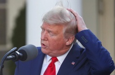 Tổng thống Trump ký sắc lệnh cải cách vòi hoa sen vì mái tóc đẹp?