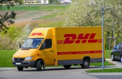 DHL tạm dừng chuyển hàng toàn cầu trên 800 USD cho người tiêu dùng Mỹ