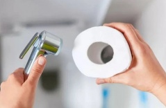 Nên dùng vòi xịt hay giấy vệ sinh?