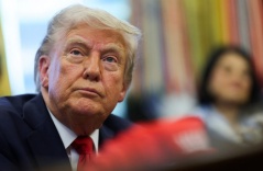 Nhiều người Mỹ nghĩ ông Trump làm kinh tế tệ đi, hoài nghi việc áp thuế