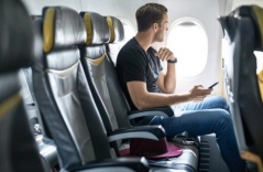 Luật ngầm về đặt tay khi ngồi máy bay