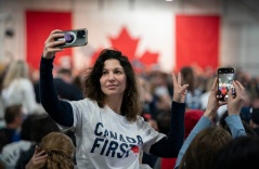 Phụ nữ Canada chắt bóp làm đẹp trong nỗi lo suy thoái