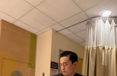 Lam Trường vỡ òa khi cắt dây rốn cho con trai trên đất Mỹ