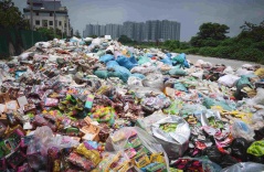 Hãi hùng núi rác bánh kẹo khổng lồ tại La Phù, Hà Nội hàng tấn đồ ăn trẻ em yêu thích bị đổ bỏ