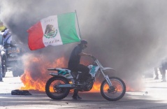 Lý do nhiều người biểu tình ở Los Angeles vẫy cờ Mexico