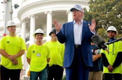 Ông Trump đùa về người nhập cư trong lễ dựng cờ ở Nhà Trắng