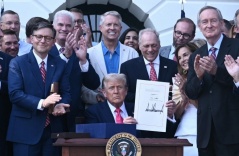 Ông Trump ký duyệt 'Đạo luật to đẹp'