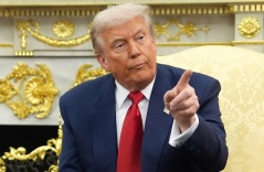 Ông Trump chỉ trích phóng viên, dọa tước giấy phép đài truyền hình Mỹ