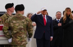 Ông Trump bị chỉ trích vì đội mũ trong lễ đón thi hài lính Mỹ
