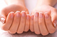 9 dấu hiệu của móng tay cho thấy cơ thể bạn đang gặp vấn đề: Móng trắng đục, xuất hiện viền đen, hãy cẩn thận