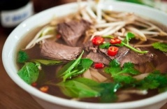 Dân mạng Việt xôn xao với bát phở giá 115 triệu đồng của nhà hàng Mỹ: Đắt đỏ nhưng từ nước dùng đã nấu sai hoàn toàn