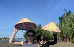 Chàng trai Canada 'bẻ lái cuộc đời' vì tình yêu với cô gái Việt