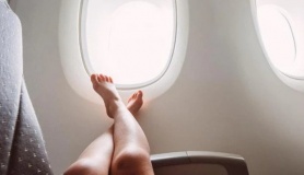 Vì sao bạn không nên cởi giày khi ngồi trên máy bay?