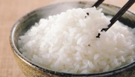 Học người Nhật thử bỏ 2-3 viên đá lạnh vào nồi cơm, bạn sẽ bất ngờ về công dụng nó đấy