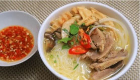 Khách Tây thưởng thức một món bún dân dã của người Việt rồi nhận xét: “Nó có hương vị độc nhất!”