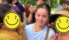 Xúc động khoảnh khắc con gái cố NSƯT Vũ Linh bật khóc khi được người hâm mộ vây kín