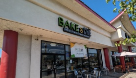 Bake & Chè ở Westminster có bánh ngọt và loại chè nào cũng ngon