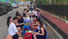 Quán Việt bán bún đậu mắm tôm 800k đồng/suất ở New York