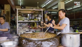 Hầm đi hầm lại nồi nước dùng 45 năm đến đặc quánh, nhà hàng này vẫn tấp nập khách ăn