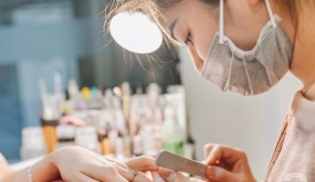 Chị út đi làm Nails: Tuy khó khăn nhưng tôi không bao giờ chán nản, vì đó là cái nghề giúp gia đình tôi ổn định trong thời gian đầu mới đến Mỹ