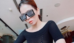 Lệ Quyên 'thả rông' vòng 1 với dáng ngồi khó hiểu: Khi đồ hiệu cũng không 'cứu thua' được